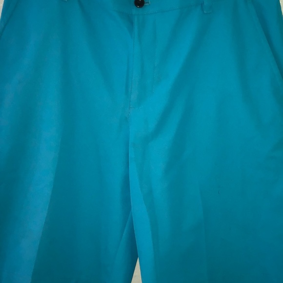 IZOD Men’s shorts - Picture 2 of 5